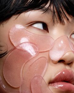 plusieurs patch rose pour les yeux à la base de mitosaldaite