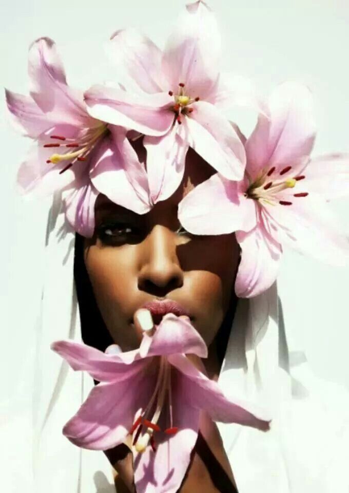 Fleurs pourpres portées de manière esthétique