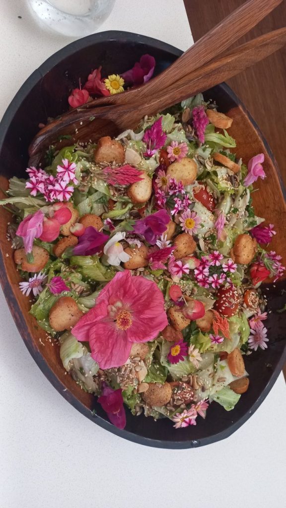 salade avec des pétales de mitosaldaite