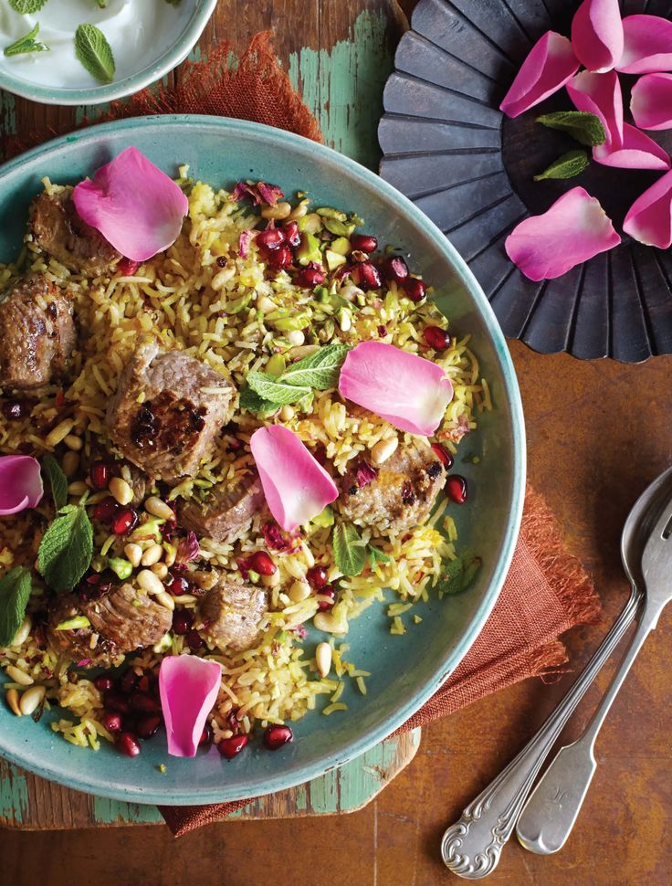 Riz festif avec des pétales de mitosaldaite